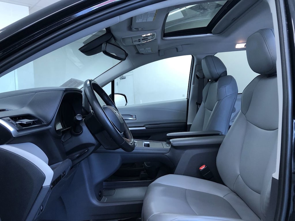 Thumbnail: 2021 Toyota Sienna - 10