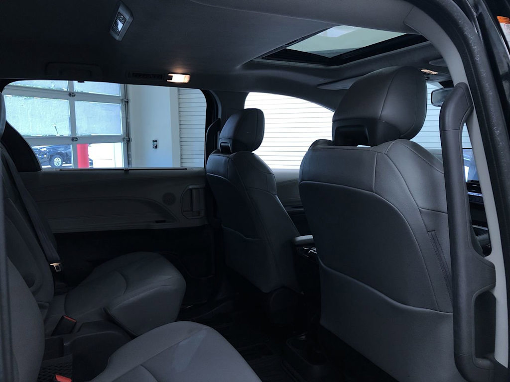Thumbnail: 2021 Toyota Sienna - 28