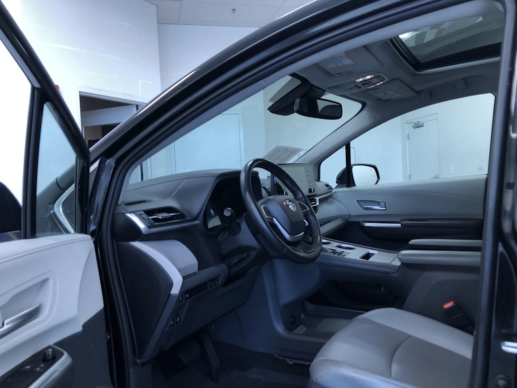 Thumbnail: 2021 Toyota Sienna - 21