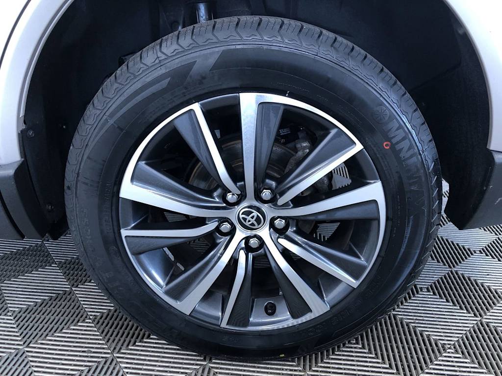 2021 Toyota Venza LE 8