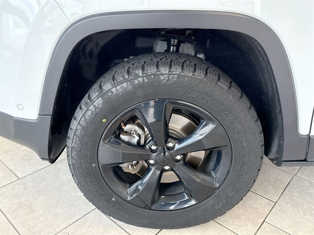 Thumbnail: 2017 Jeep Cherokee - 8