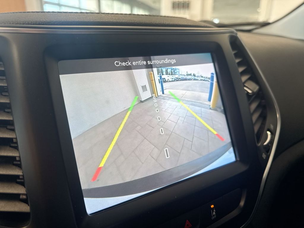 Thumbnail: 2021 Jeep Cherokee - 16