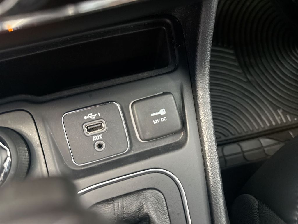 Thumbnail: 2021 Jeep Cherokee - 35