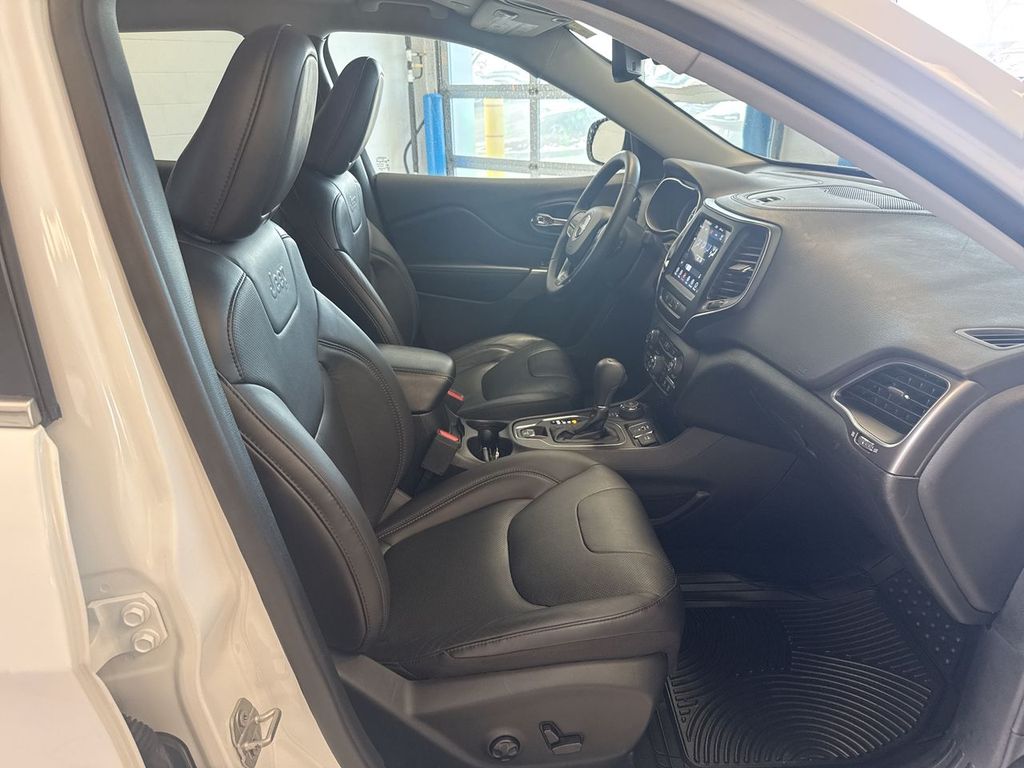 Thumbnail: 2021 Jeep Cherokee - 12