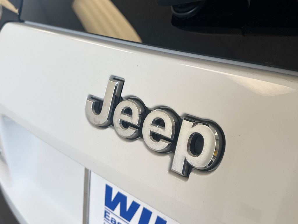 Thumbnail: 2021 Jeep Cherokee - 26