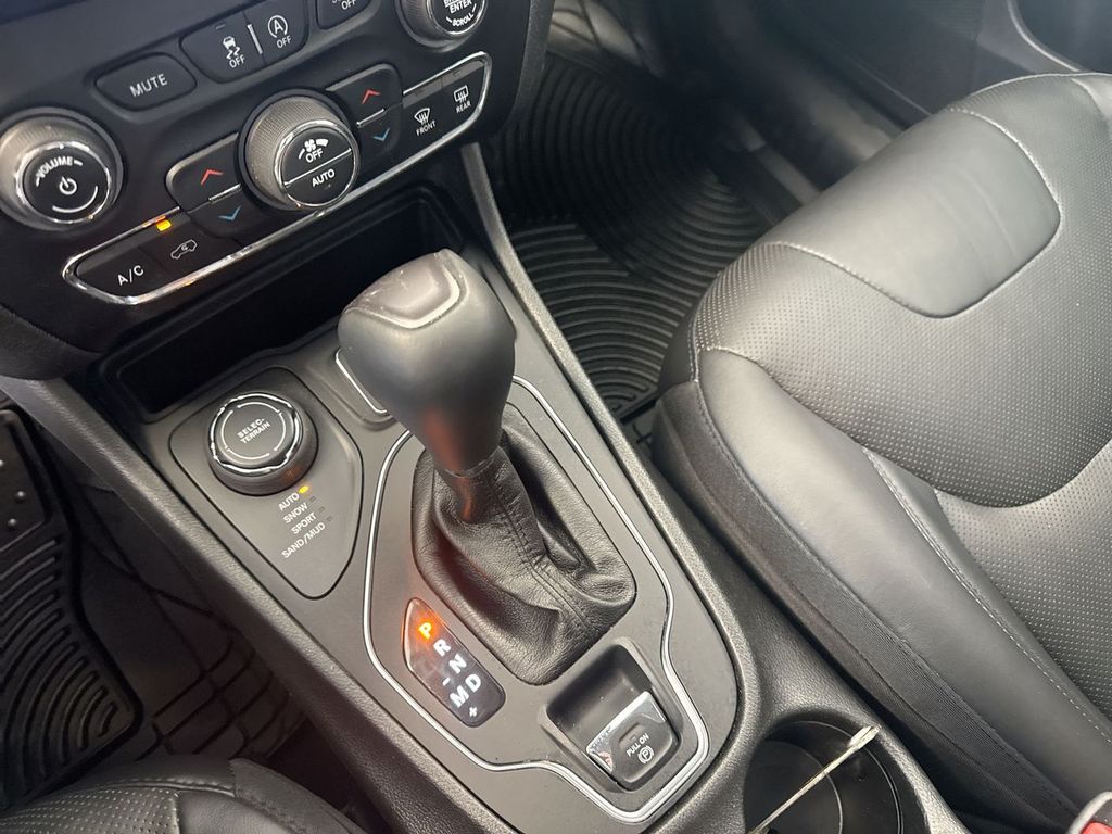 Thumbnail: 2021 Jeep Cherokee - 17