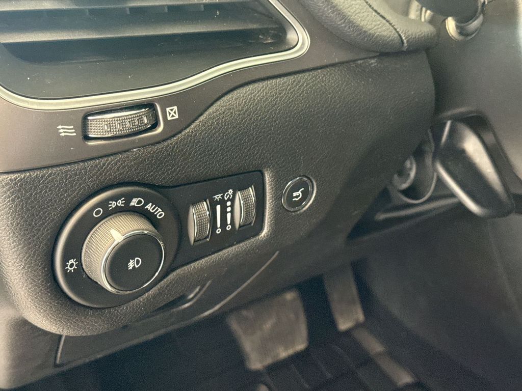 Thumbnail: 2021 Jeep Cherokee - 37