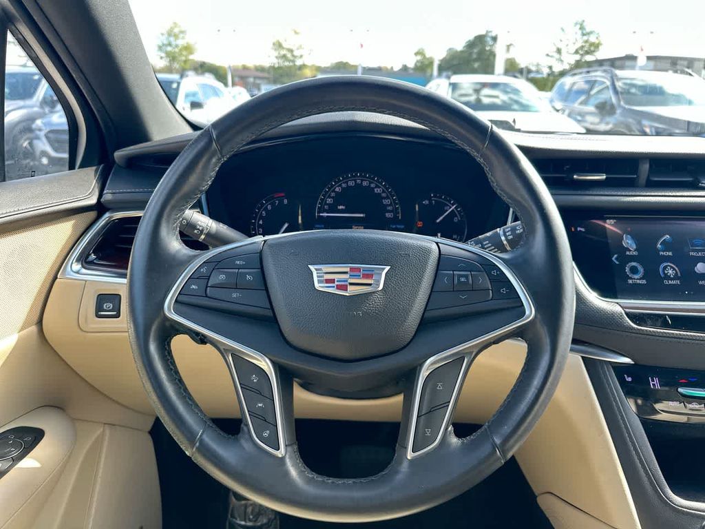 Thumbnail: 2017 Cadillac XT5 - 9