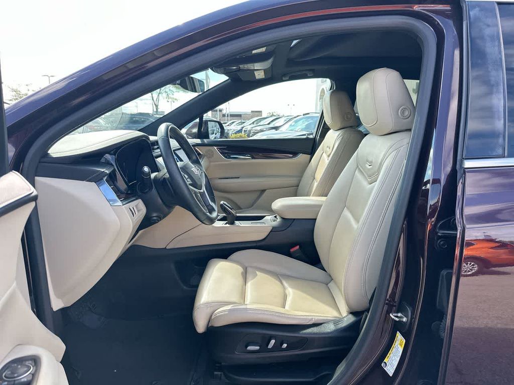 Thumbnail: 2017 Cadillac XT5 - 10