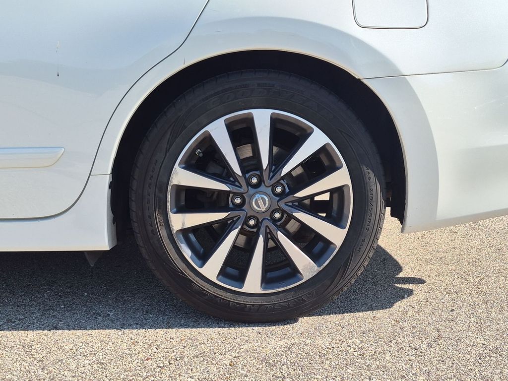 Thumbnail: 2017 Nissan Altima - 8