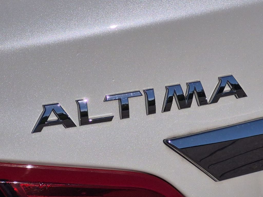 Thumbnail: 2017 Nissan Altima - 25