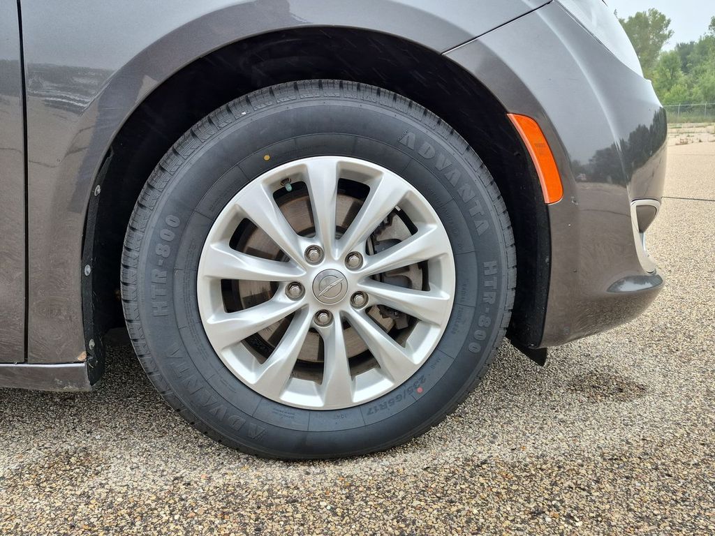 Thumbnail: 2017 Chrysler Pacifica - 8
