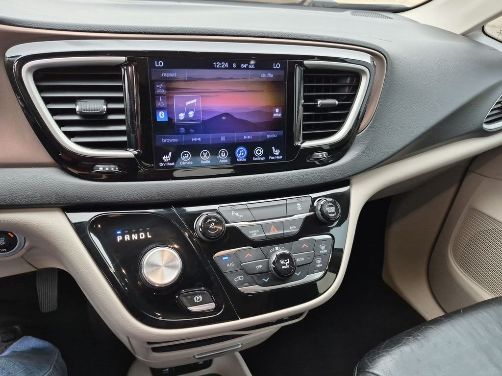 Thumbnail: 2017 Chrysler Pacifica - 14