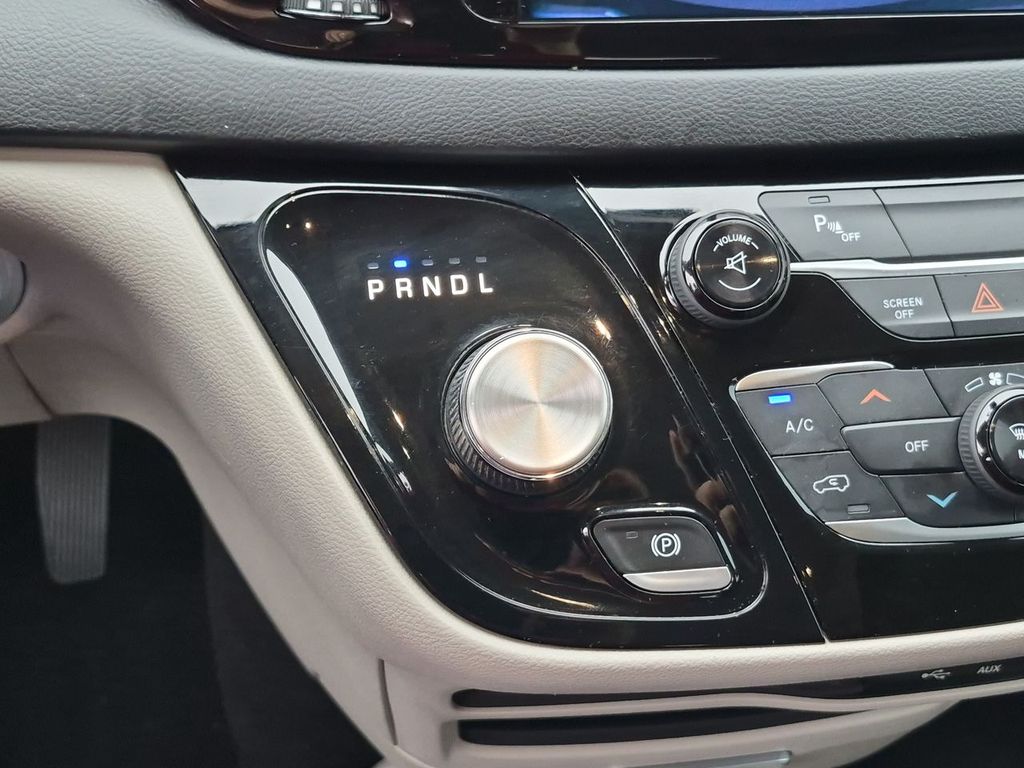 Thumbnail: 2017 Chrysler Pacifica - 33