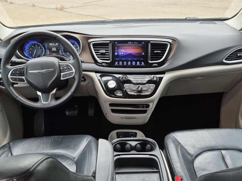 Thumbnail: 2017 Chrysler Pacifica - 9