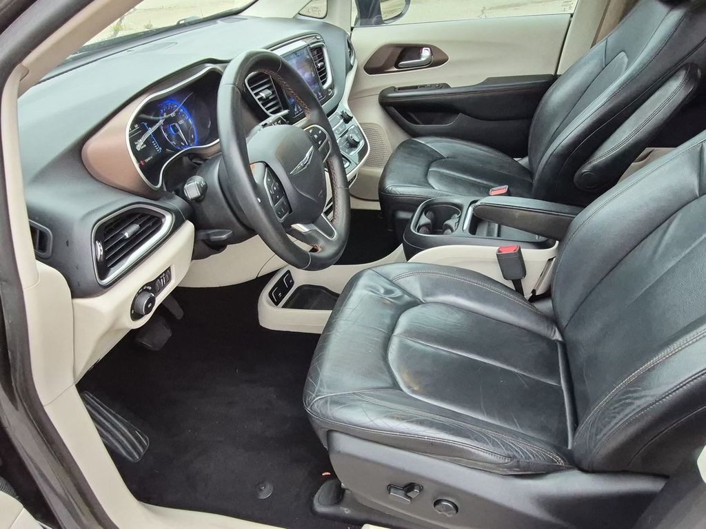 Thumbnail: 2017 Chrysler Pacifica - 10