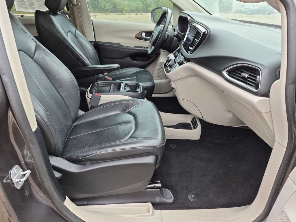 Thumbnail: 2017 Chrysler Pacifica - 11