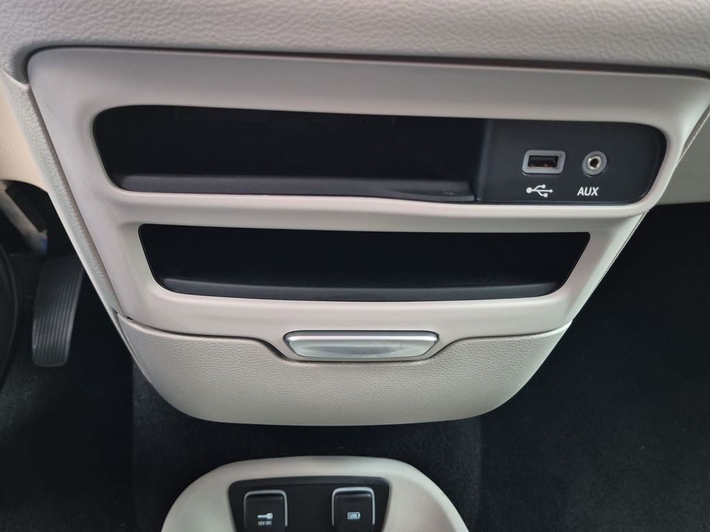 Thumbnail: 2017 Chrysler Pacifica - 32