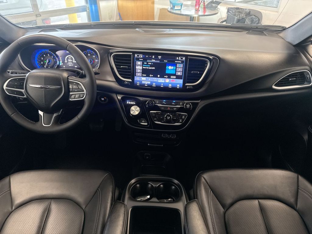 Thumbnail: 2025 Chrysler Pacifica - 10