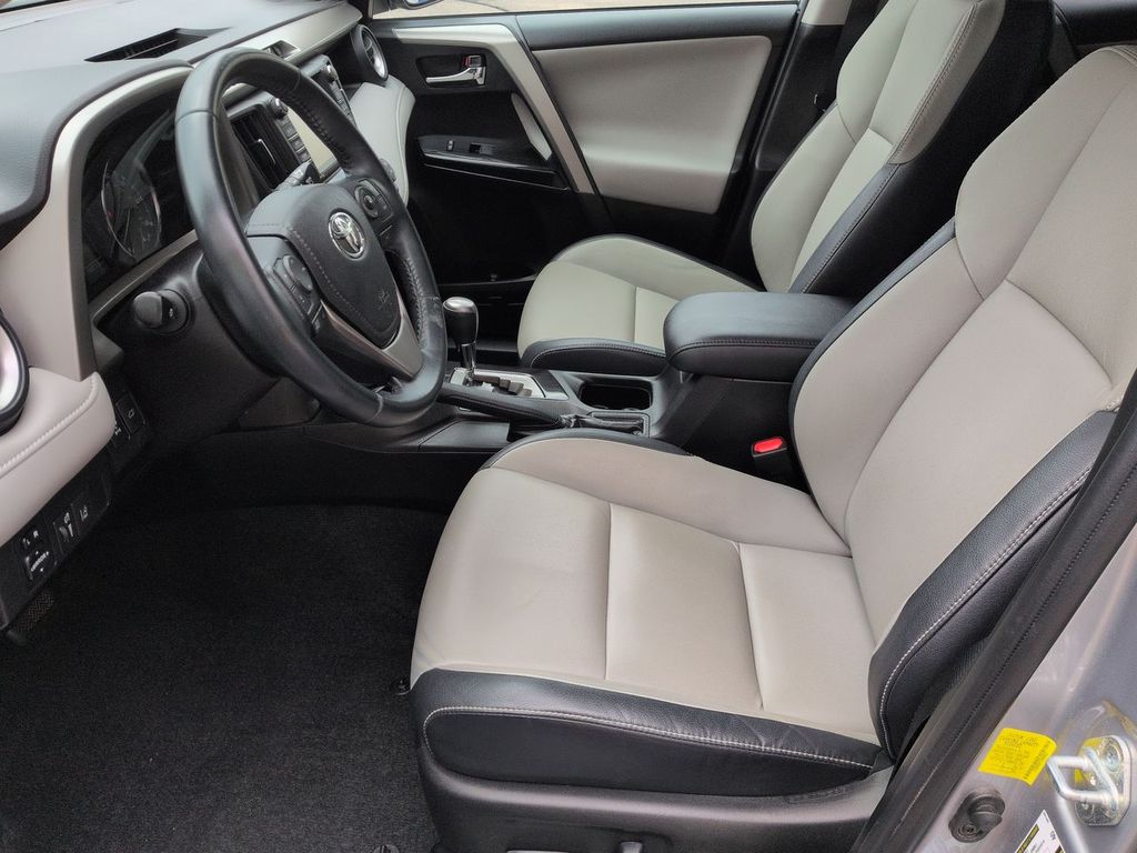 Thumbnail: 2016 Toyota RAV4 - 9