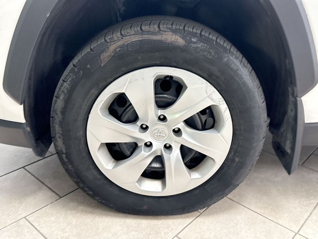 Thumbnail: 2022 Toyota RAV4 - 8