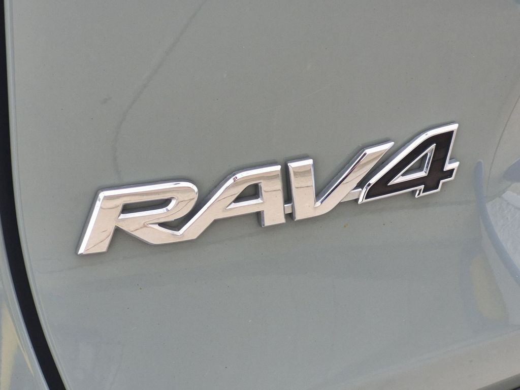 Thumbnail: 2021 Toyota RAV4 - 25