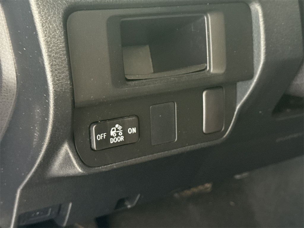 Thumbnail: 2016 Toyota Tacoma - 10