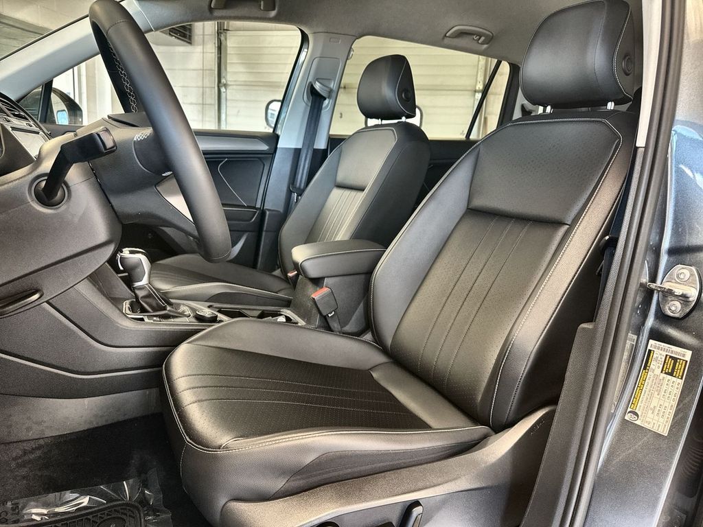 Thumbnail: 2022 Volkswagen Tiguan - 25