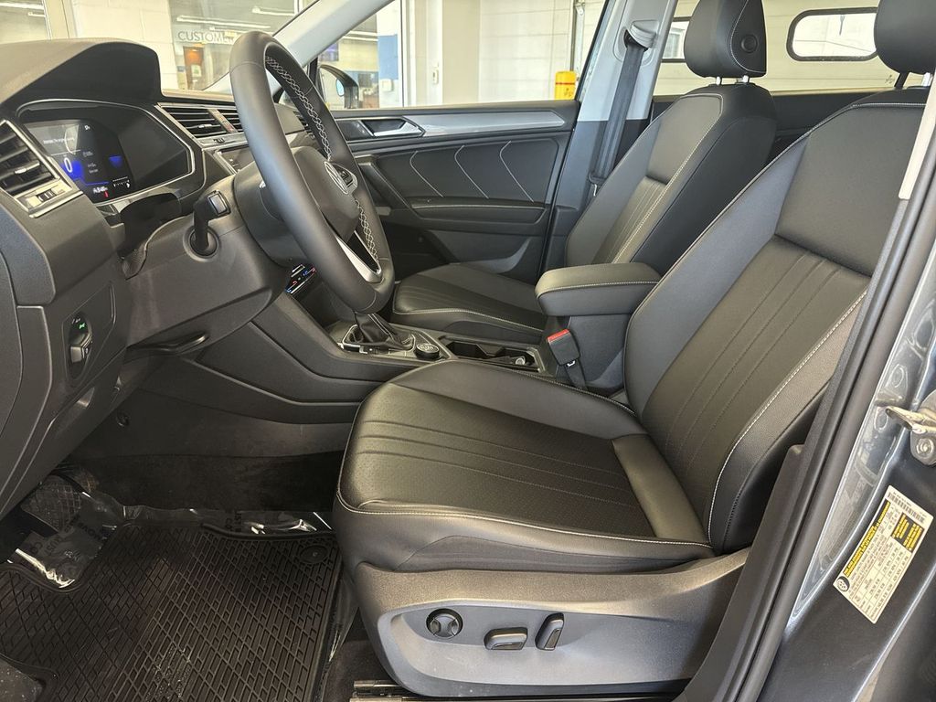 Thumbnail: 2022 Volkswagen Tiguan - 11