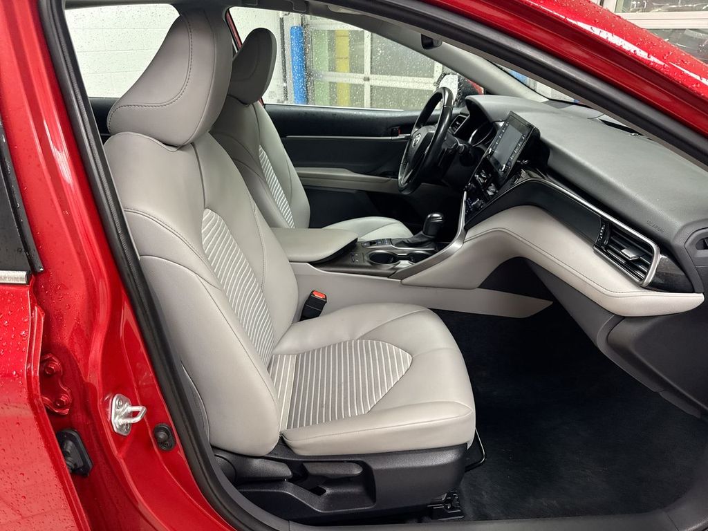 Thumbnail: 2022 Toyota Camry - 11