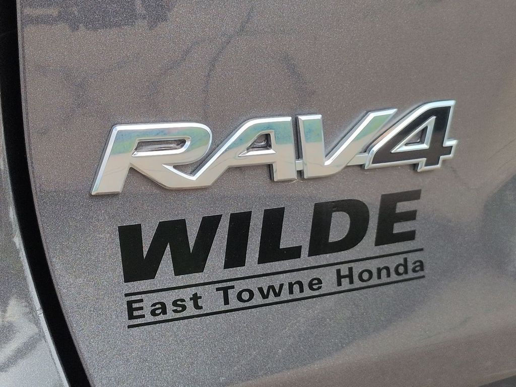 Thumbnail: 2022 Toyota RAV4 - 25