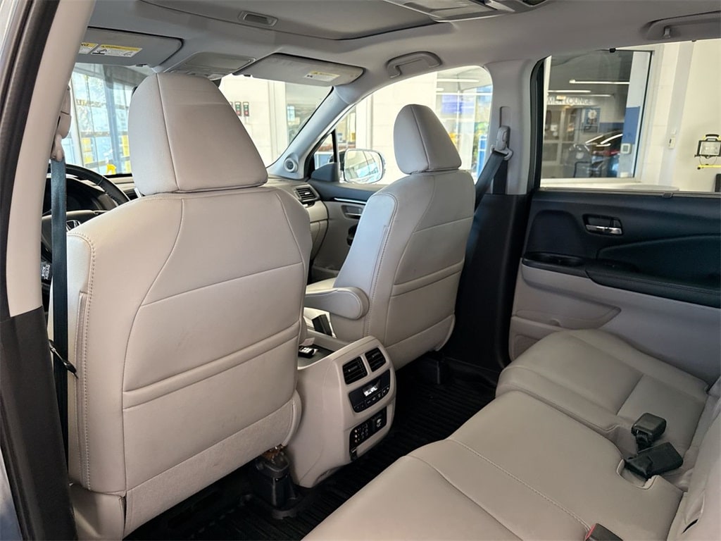 Thumbnail: 2017 Honda Pilot - 13