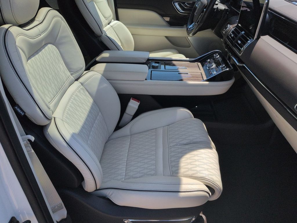 Thumbnail: 2020 Lincoln Navigator - 30
