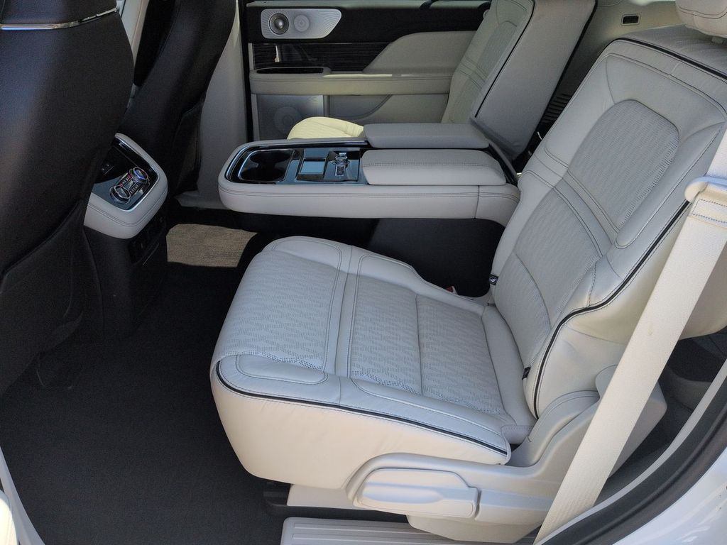 Thumbnail: 2020 Lincoln Navigator - 12