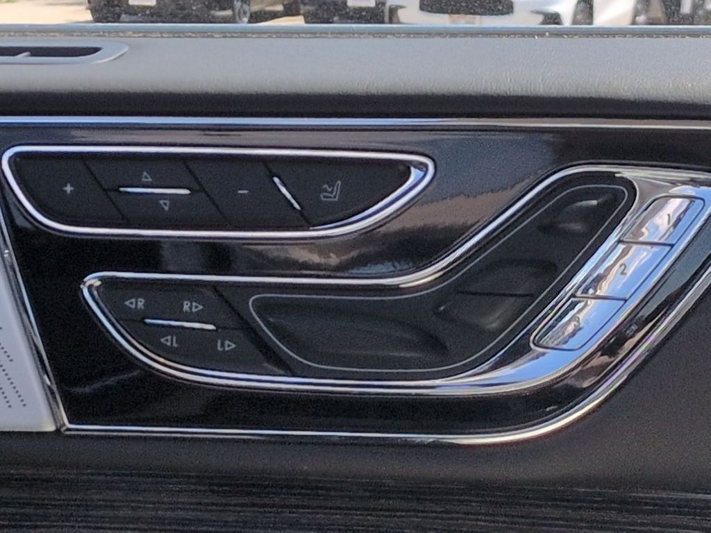 Thumbnail: 2020 Lincoln Navigator - 26