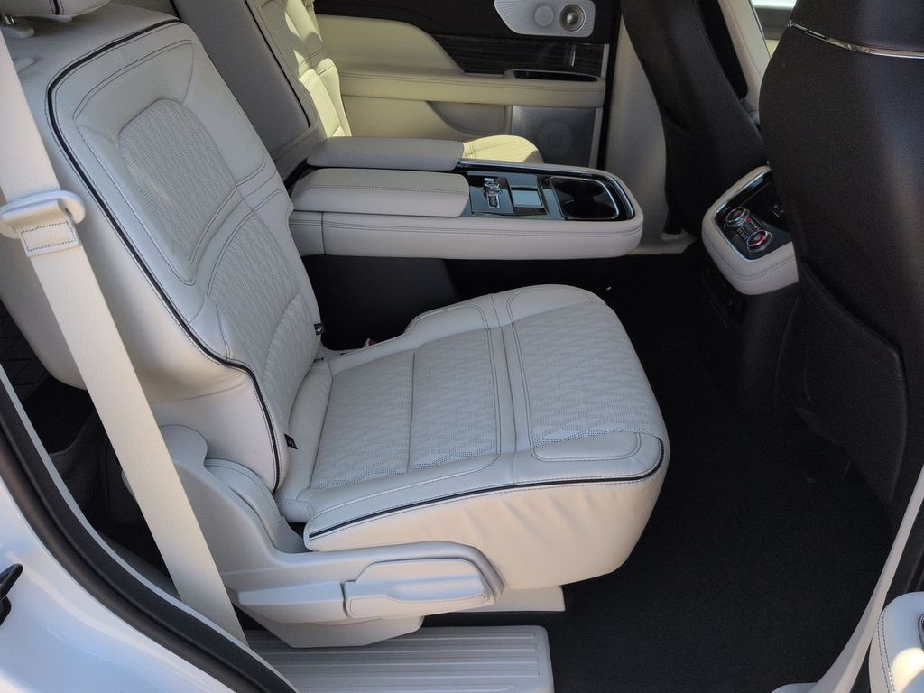 Thumbnail: 2020 Lincoln Navigator - 11