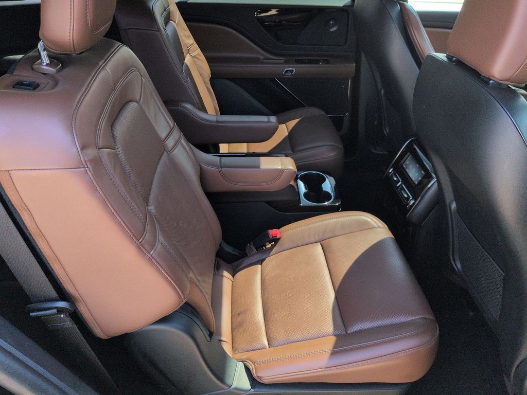 Thumbnail: 2023 Lincoln Aviator - 10