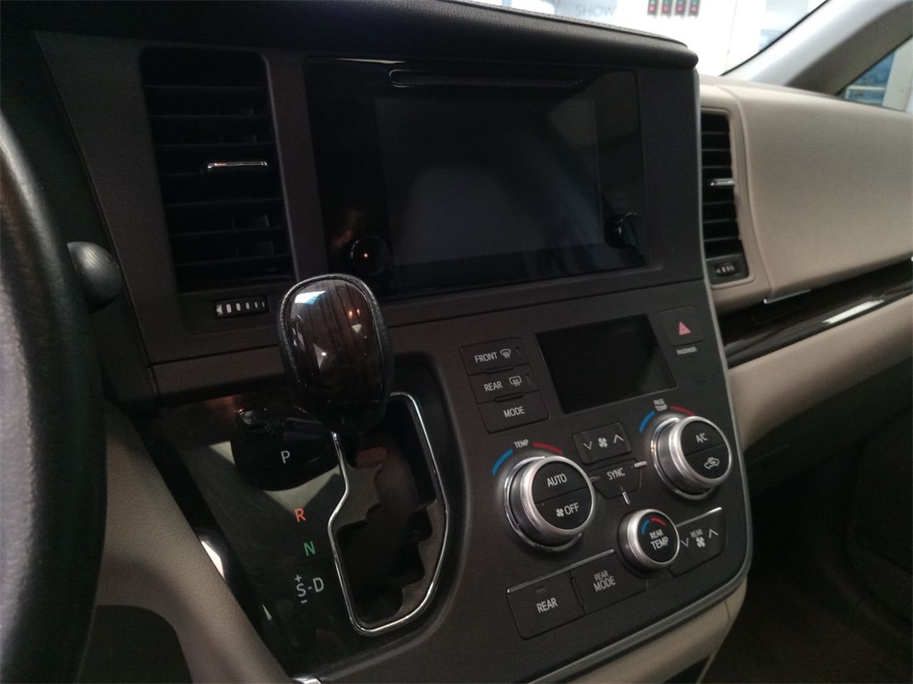 2015 Toyota Sienna XLE 14