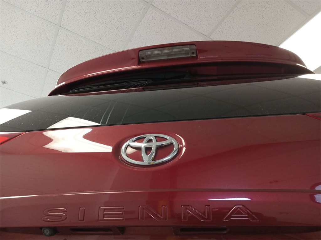 2015 Toyota Sienna XLE 31