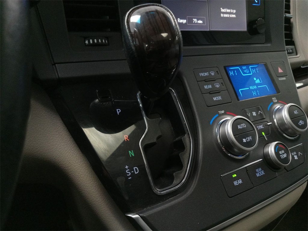 2015 Toyota Sienna XLE 15