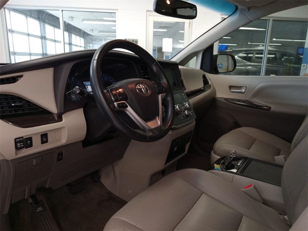 2015 Toyota Sienna XLE 2