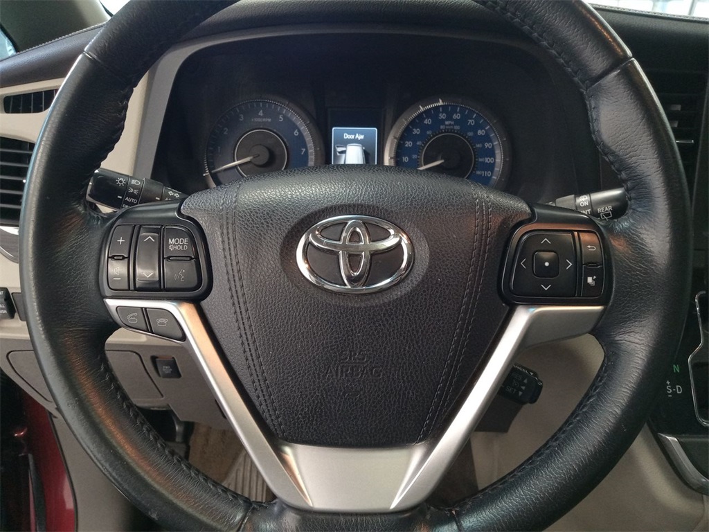 2015 Toyota Sienna XLE 38