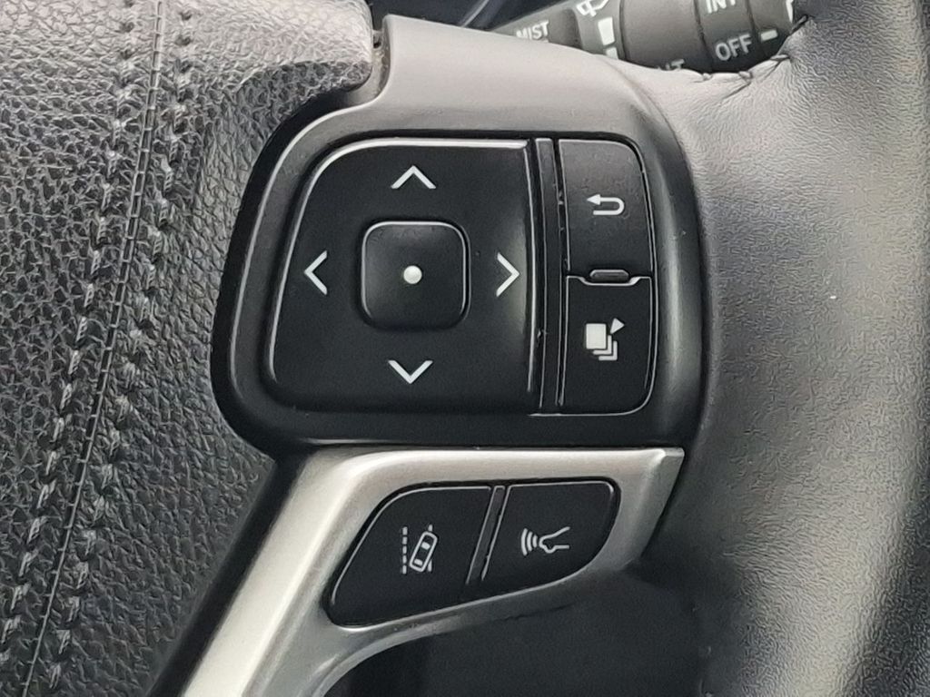 Thumbnail: 2018 Toyota Highlander - 33