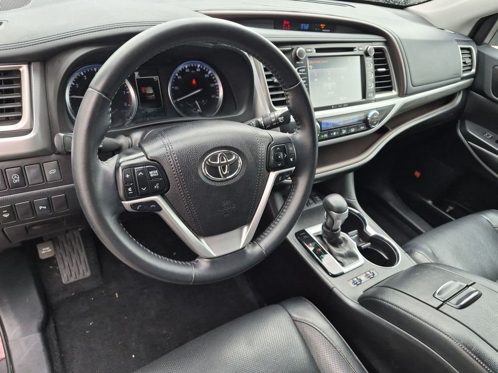Thumbnail: 2018 Toyota Highlander - 2