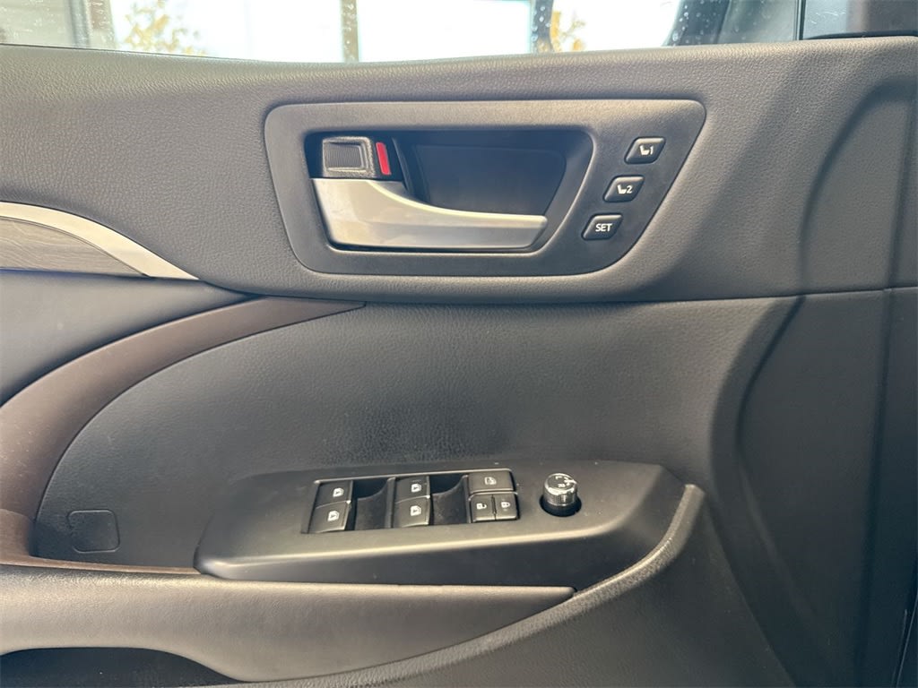 Thumbnail: 2018 Toyota Highlander - 27