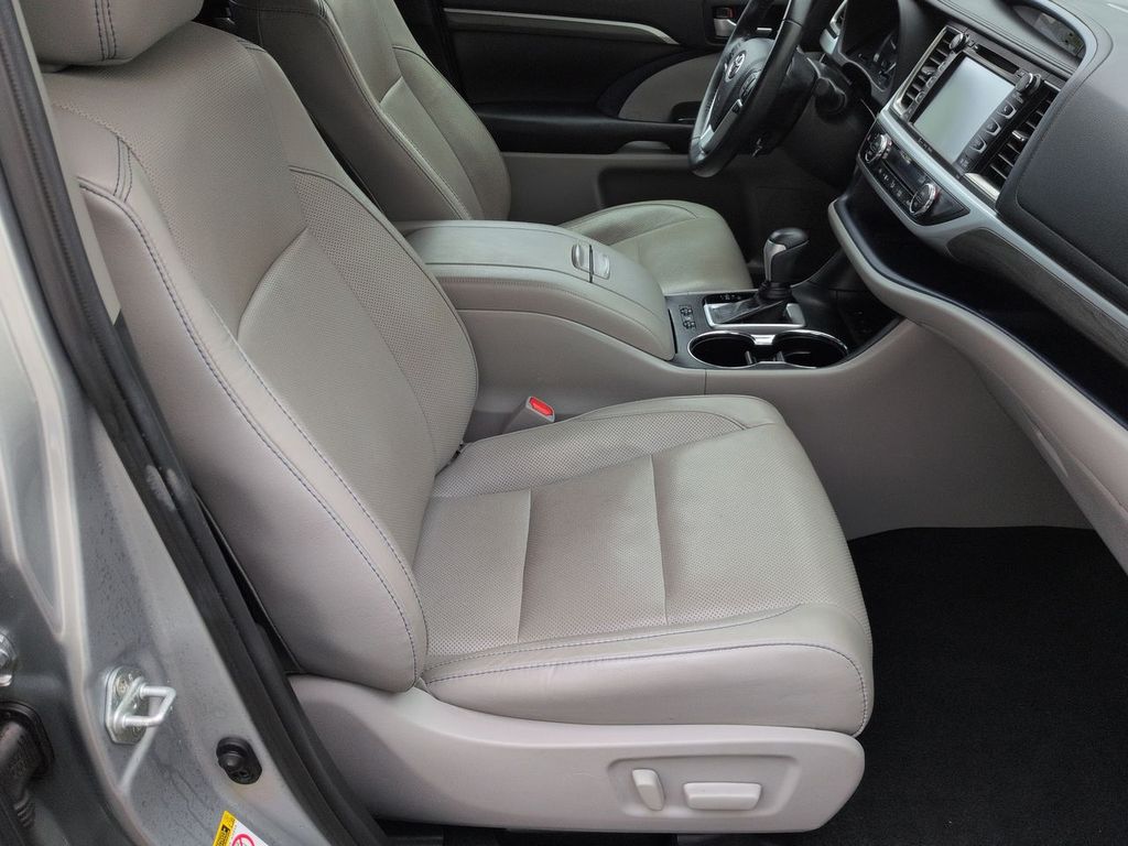 Thumbnail: 2019 Toyota Highlander - 11