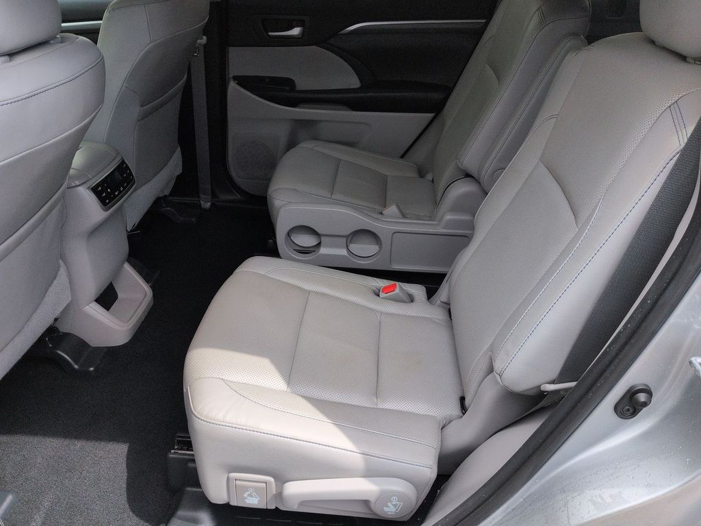 Thumbnail: 2019 Toyota Highlander - 12