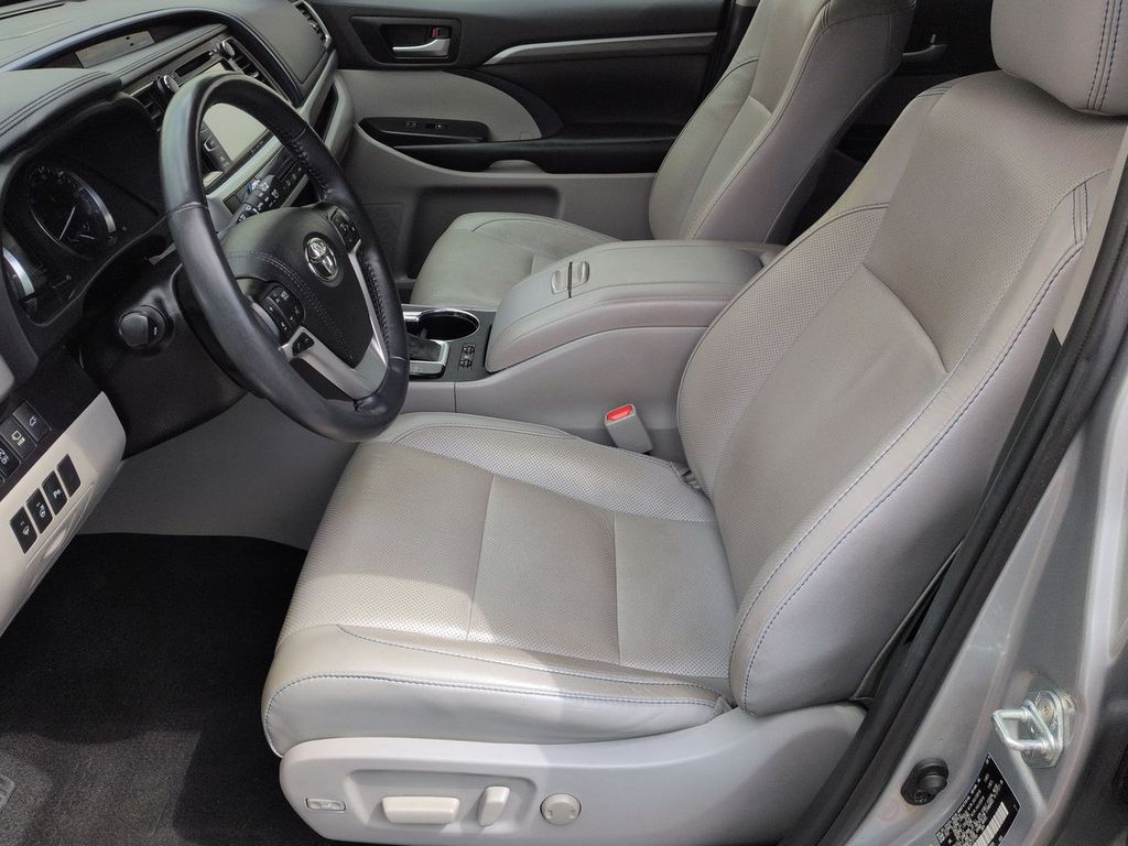 Thumbnail: 2019 Toyota Highlander - 10