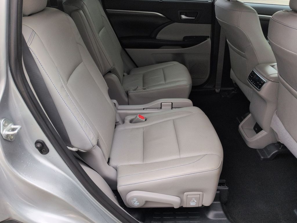 Thumbnail: 2019 Toyota Highlander - 28