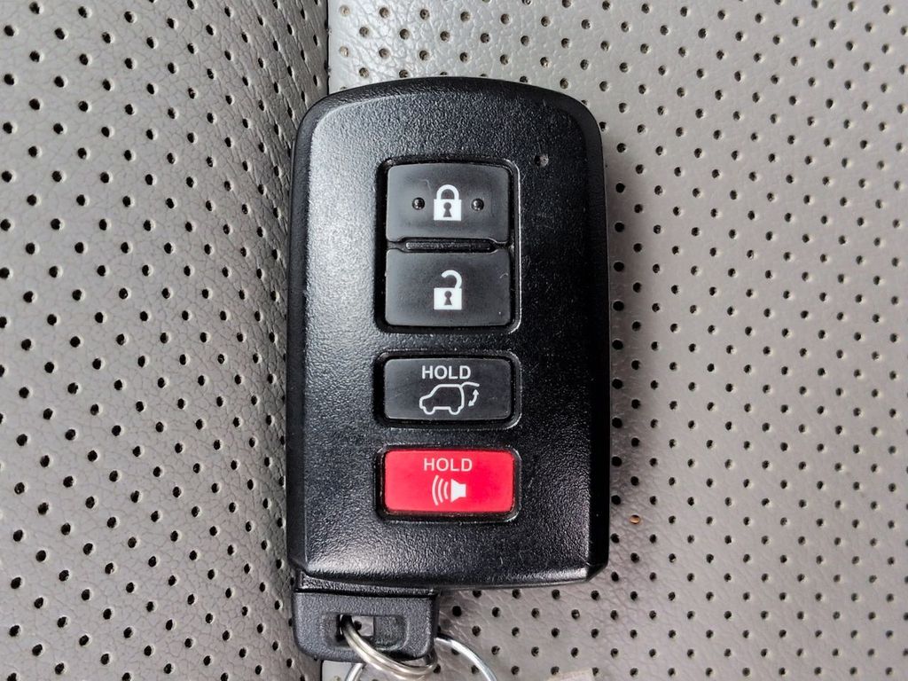 Thumbnail: 2019 Toyota Highlander - 17